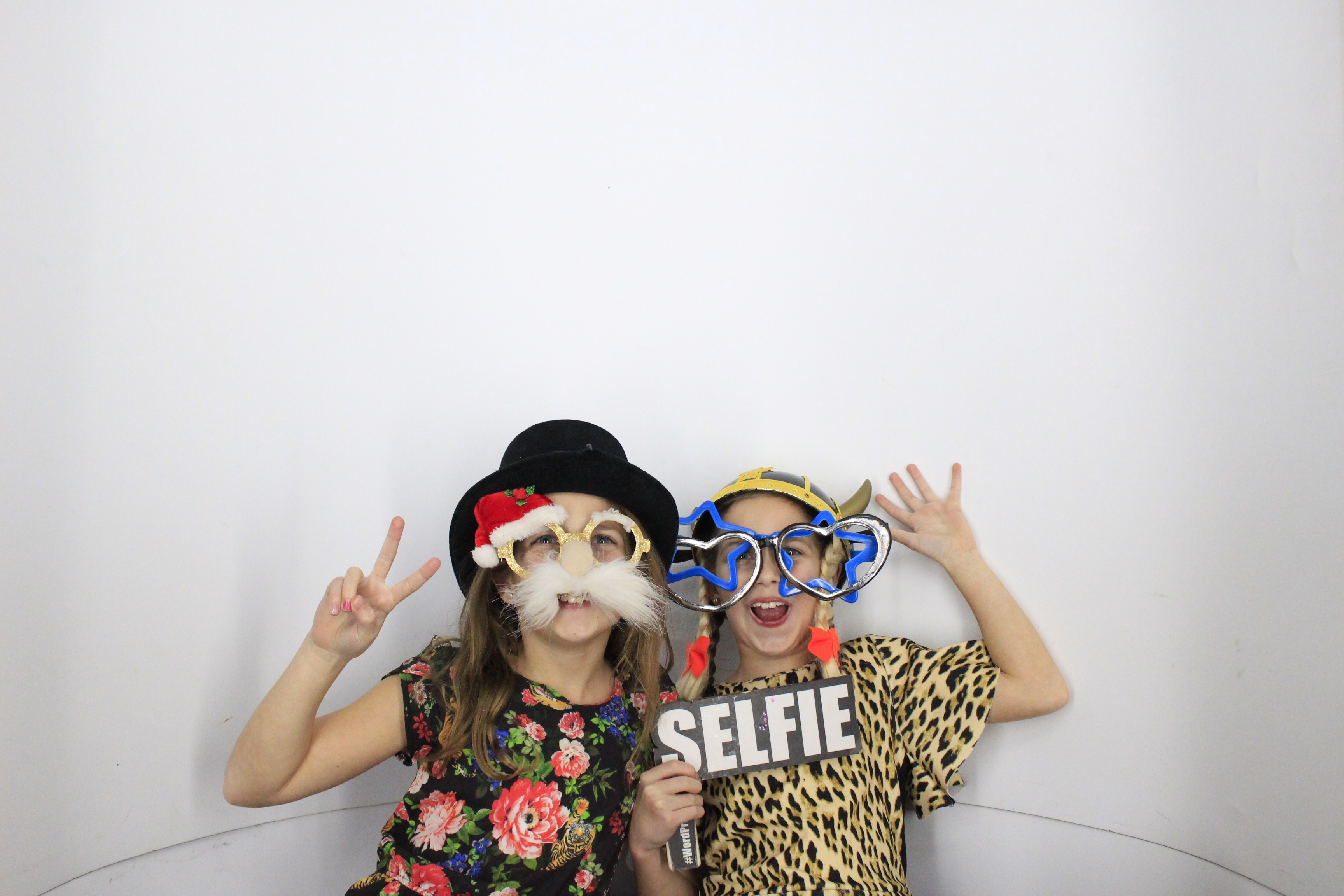Simon & Muna  | View more photos from the event at gallery.myphotoboothexperience.co.uk/u/MyPhotoBoothExperienceLtd/Simon-Muna